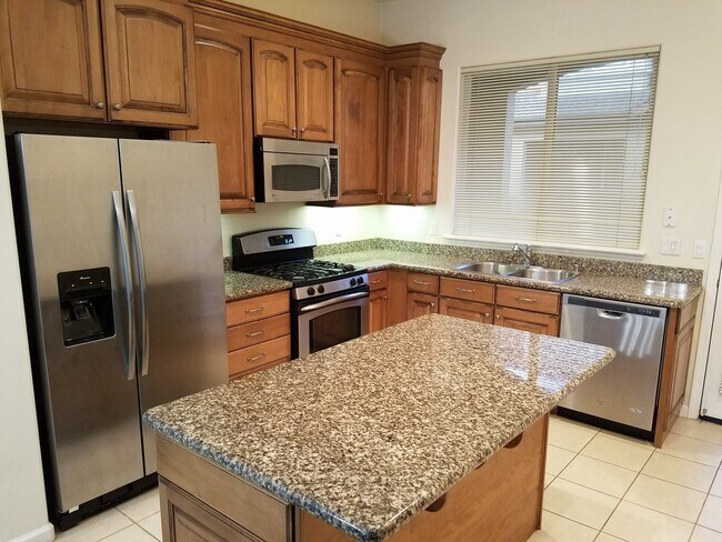 Building Photo - Tri Level 2 Bedroom, 2 1/2 bath condo