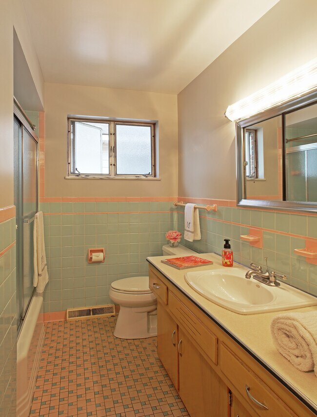 El estilo de mediados de siglo se conserva en el baño. - 2186 Chesterland Ave