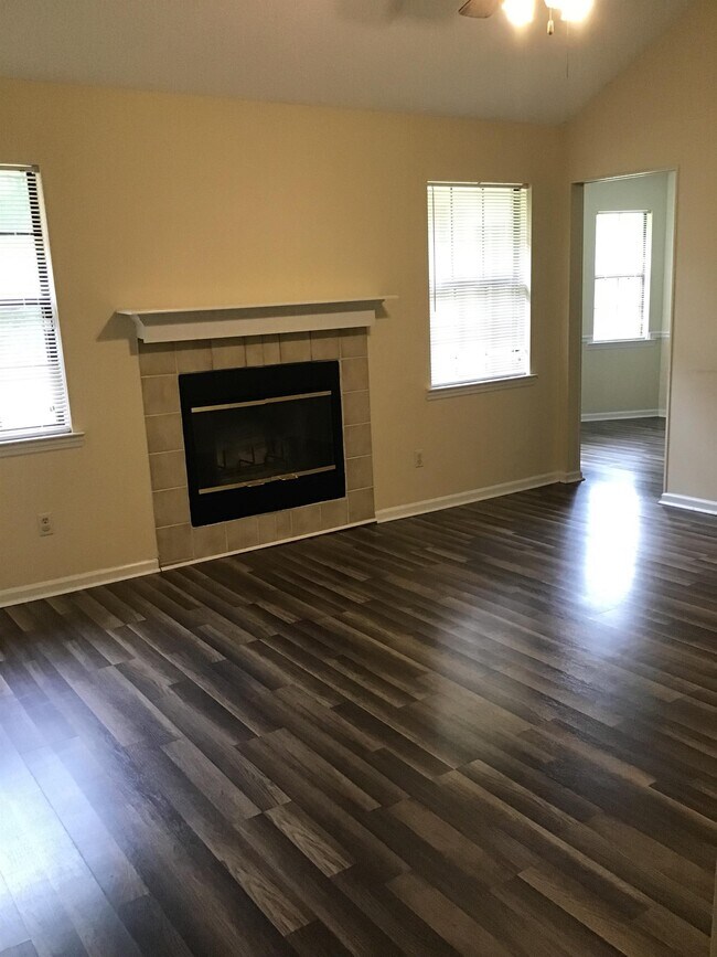 Foto del edificio - 351 Hunters Branch Dr