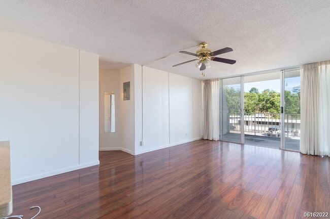 Building Photo - 2BR 1BA with 1 COVERED PARKING NEAR SCHOFI...