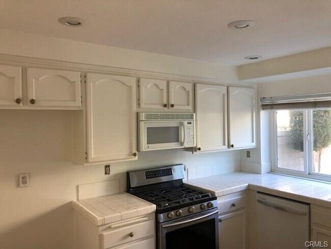 Building Photo - Beautiful End-Unit Townhome in the Desirab...