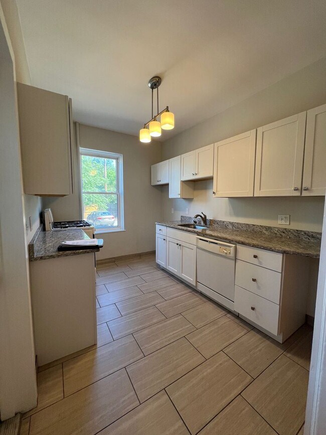 Foto del edificio - Fantastic Unit in Heart of Allston Near Everything!  Ht/HW Inc!