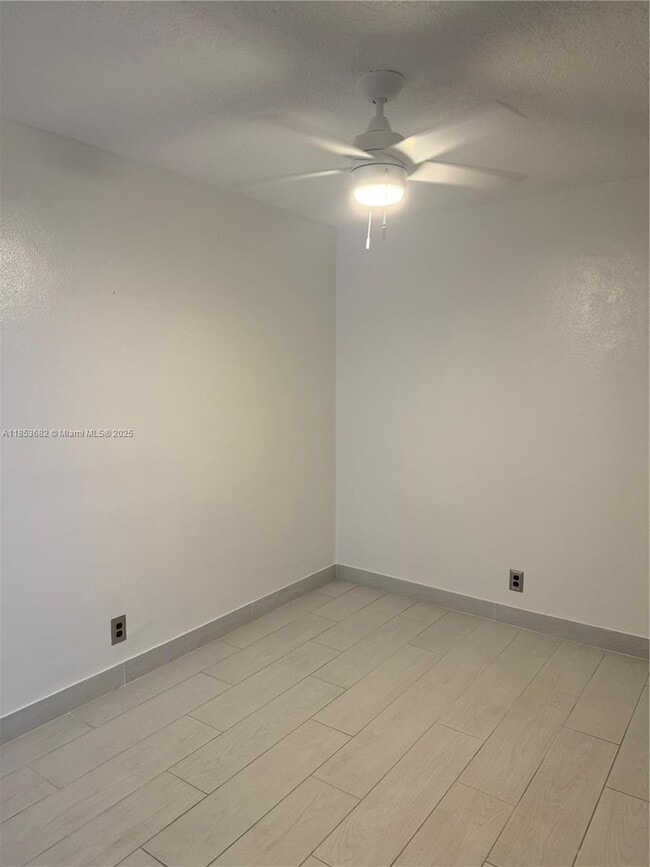 Building Photo - 501 Blue Heron Dr