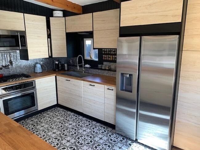 Building Photo - 3 Bed 2 Bath Single level FULLY FURNISHED