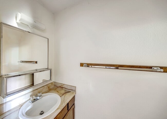 Building Photo - 489-432 32 Rd