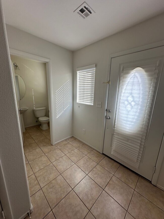 Building Photo - Henderson 3 bedroom 2.5 bath home