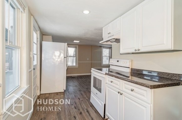 Building Photo - NOW AVAILABLE!  - 30 RUTLAND SQ, BROCKTON,...