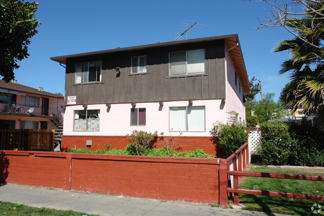 Foto del edificio - 3207 Williamsburg Dr