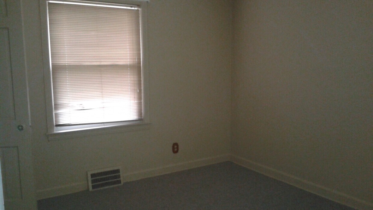 Primary Photo - 5073 Hubbard St