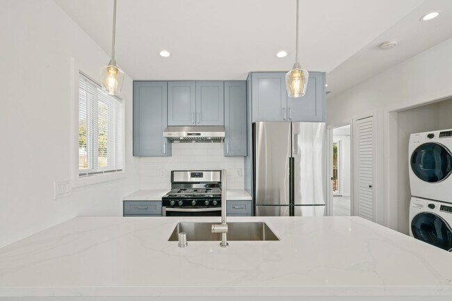 Building Photo - Updated Flat in Central Location + Outdoor...