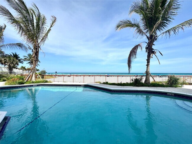 Foto del edificio - 15645 Collins Ave