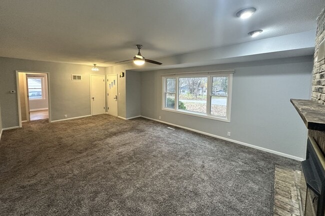 Building Photo - 2 - Bedroom House Near Ames High School