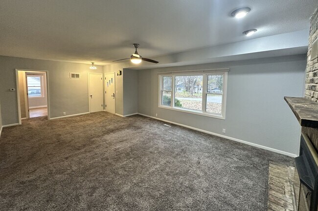 Foto del edificio - 2 - Bedroom House Near Ames High School