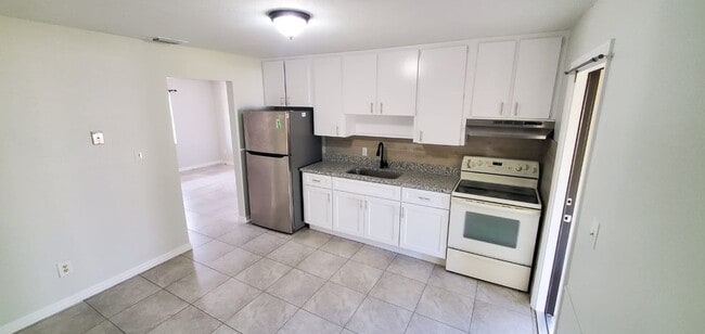 Building Photo - Beautiful newly remodeled 2 Bedroom/ 1 Bathroom home!