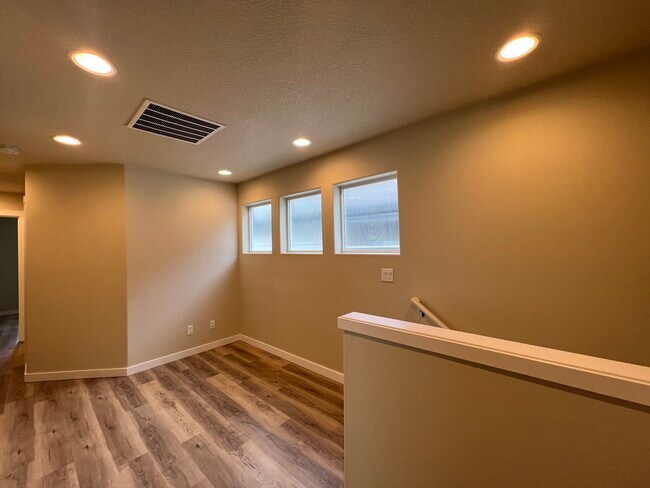 Building Photo - 419 SW 200th Ave