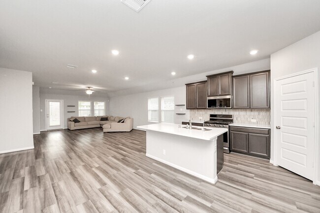 Foto del edificio - 518 Ellwood Terrace Ln