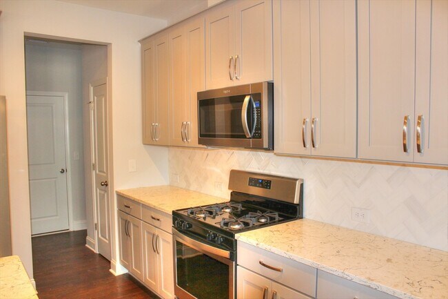 Foto del edificio - Gorgeous 2 Bedroom Town Home with Dual Mas...