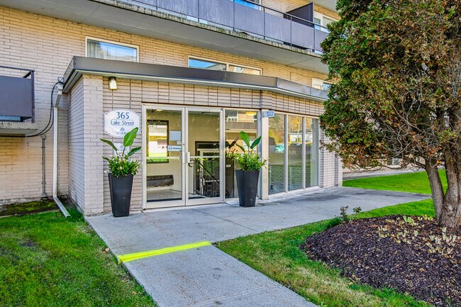 Entrée du bâtiment - Lake Street Apartments
