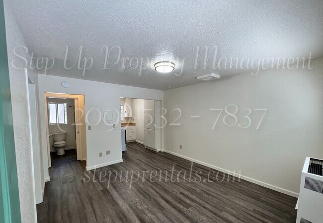 Building Photo - 2 Bedroom 1 Bath Duplex In Sierra Village ...