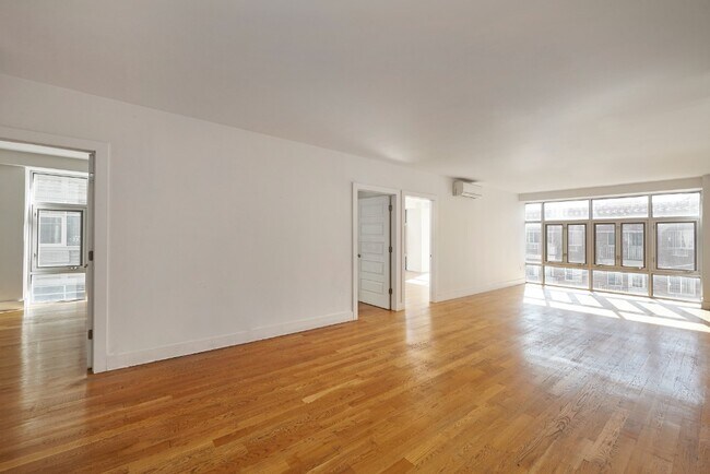 Foto del edificio - LUXURY Giant 2 BED LOFT in Queens!