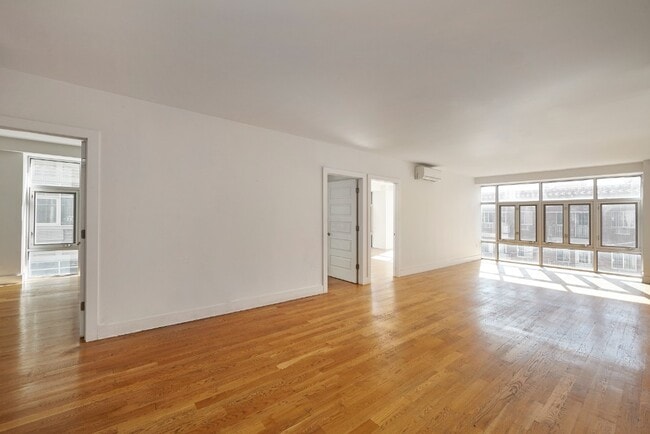 Building Photo - LUXURY Giant 2 BED LOFT in Queens!