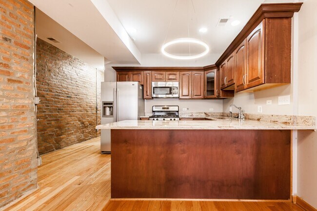 Building Photo - Stunningly Renovated 3BR/2BA Apartment in ...