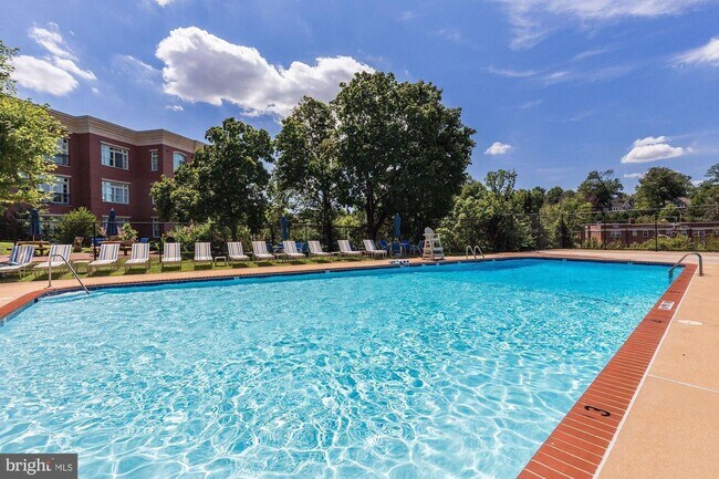 Foto del edificio - 3000 Spout Run Pkwy