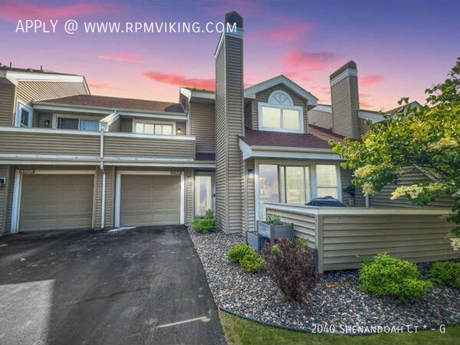 Foto principal - 2 Bed 1.5 Bath with 1 Car Garage Townhome
