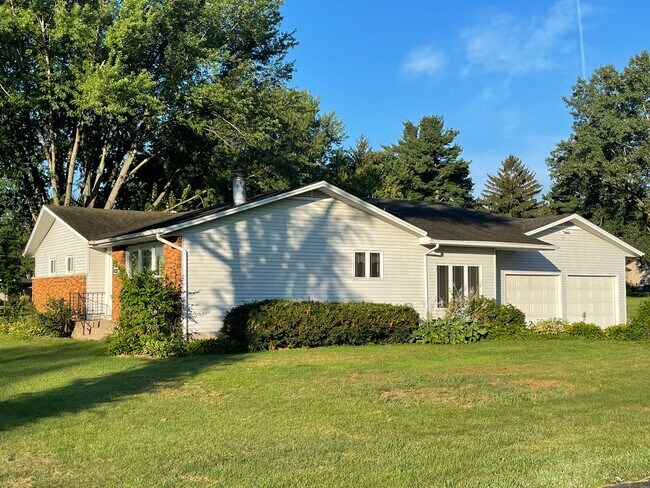Building Photo - Raised Ranch with a 2 car attached garage in PV Schools