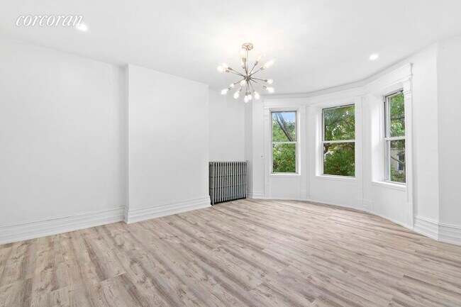 Foto del edificio - 882 St Johns Pl