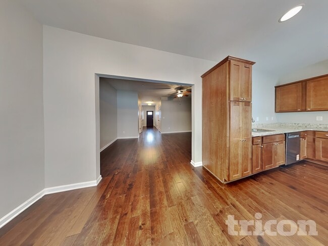 Foto del edificio - 406 Riverwood Ct