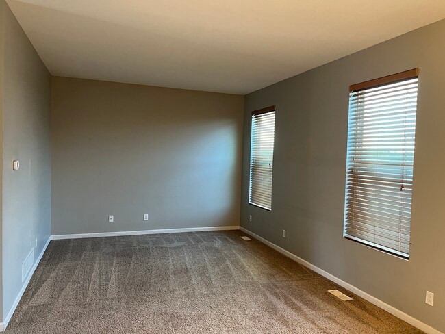 Foto del edificio - 19618 T St