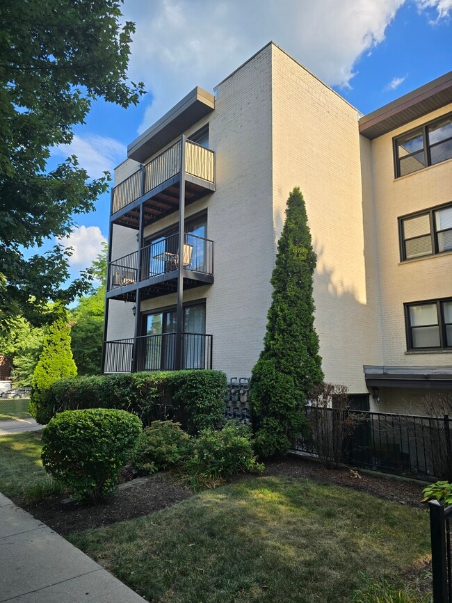 Building Photo - 1711 W Jarvis Ave