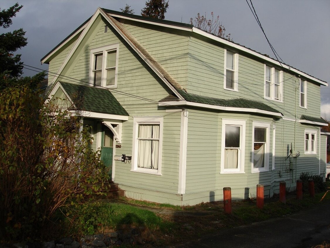 1310 Grant St Unit 201, Bellingham, WA 98225 Room for Rent in