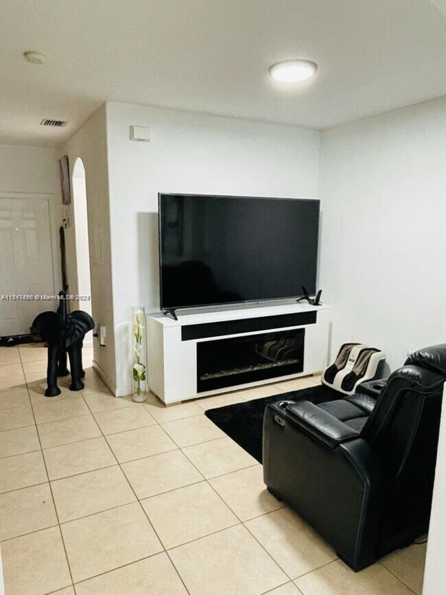 Foto del edificio - $2,500 2513 SE 14th Ave