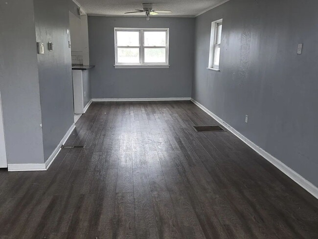 Building Photo - House for rent 4 bedroom and 2 complete bathroom, finished basement with kitchen, bathroom, parki...