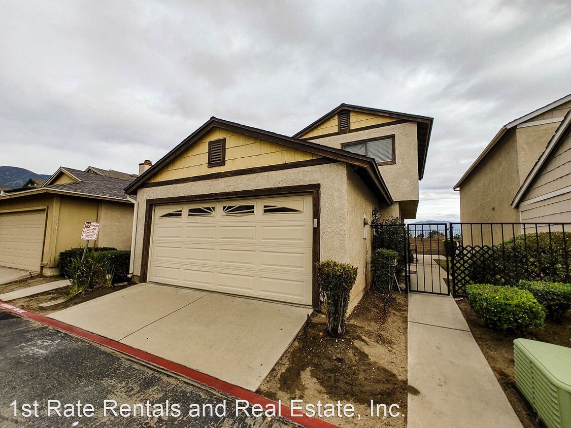 Foto principal - 3 br, 2.5 bath House - 4857 Village Green Way