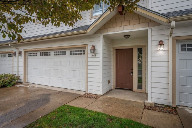 Building Photo - 3 bed 2.5 bath Townhome