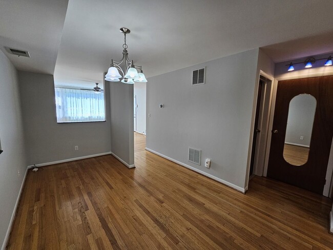 Foto del edificio - 1140 W Barry Ave