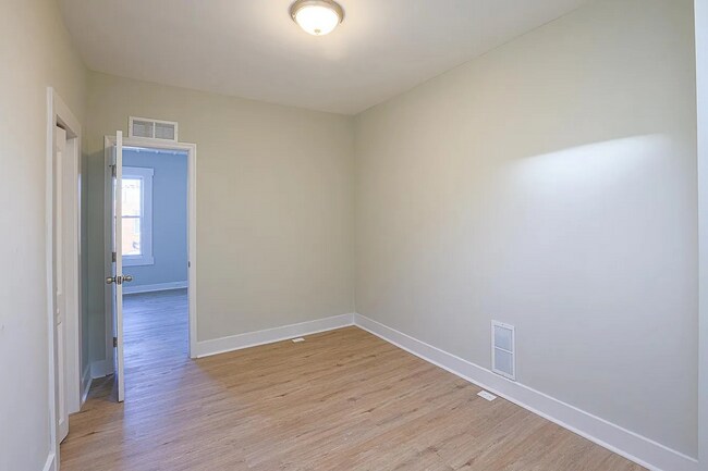 Building Photo - Updated 3bdrm 1bath in the middle of Greektown!!!