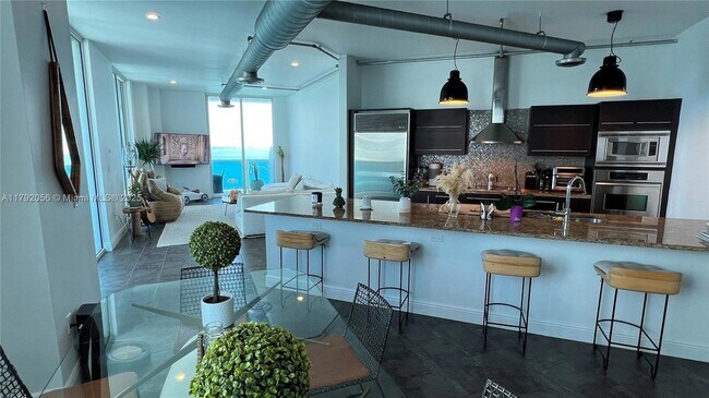 Foto del edificio - 700 NE 25th St
