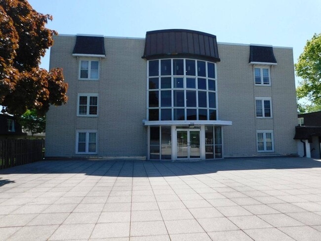 Building Photo - 9500 N Green Bay Rd