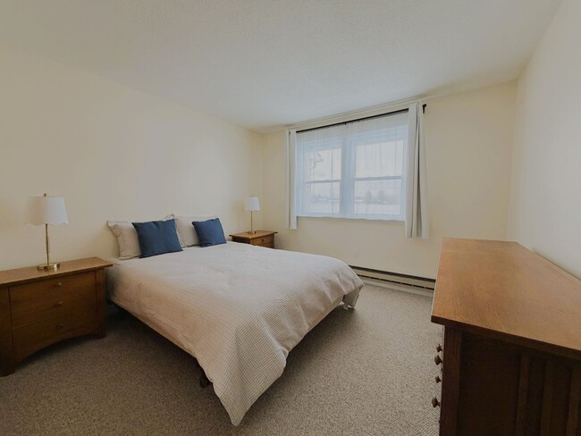 Building Photo - Lakeside Living 2 Bedroom Available NOW