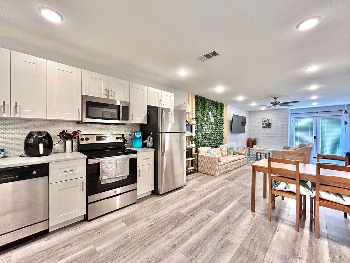 Foto principal - Modern & Cozy 2BR/2BA Home with Stylish Fi...