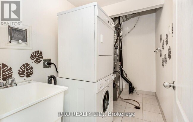 Building Photo - 5725-5725 Tosca Dr
