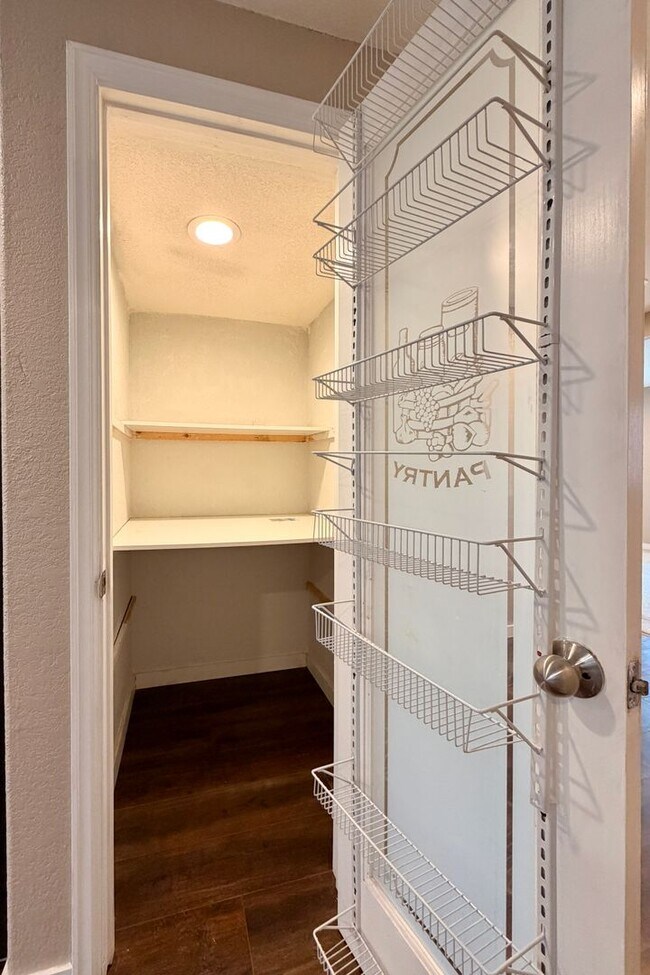 Foto del edificio - Spacious SINGLE-LEVEL 3 Bed / 3 Bath – NEW Carpet, Marble Counters & Fenced Yard