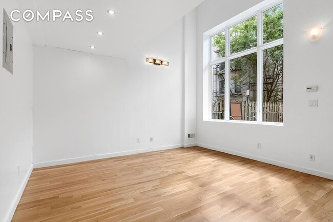Foto del edificio - 802 DeKalb Ave