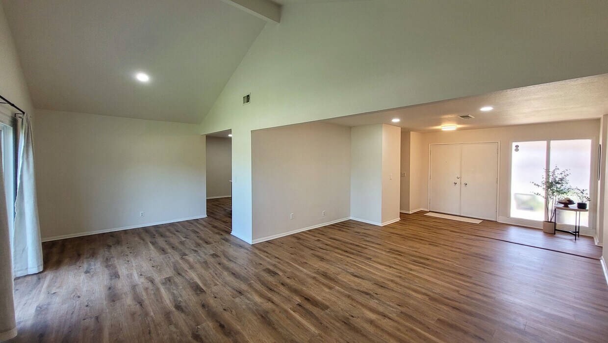 Foto principal - Gorgeous 4 Bedroom 2 Bath Home in Northeas...
