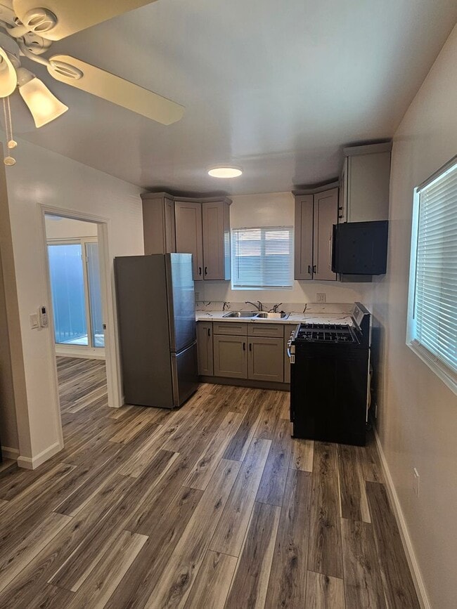 Building Photo - Utilities Paid!  1-Bed 1-bath Apartment in...