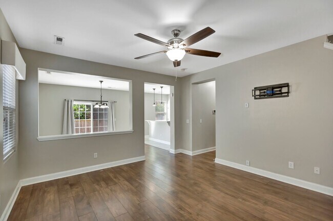 Building Photo - Welcome home to your new home in Charlesto...